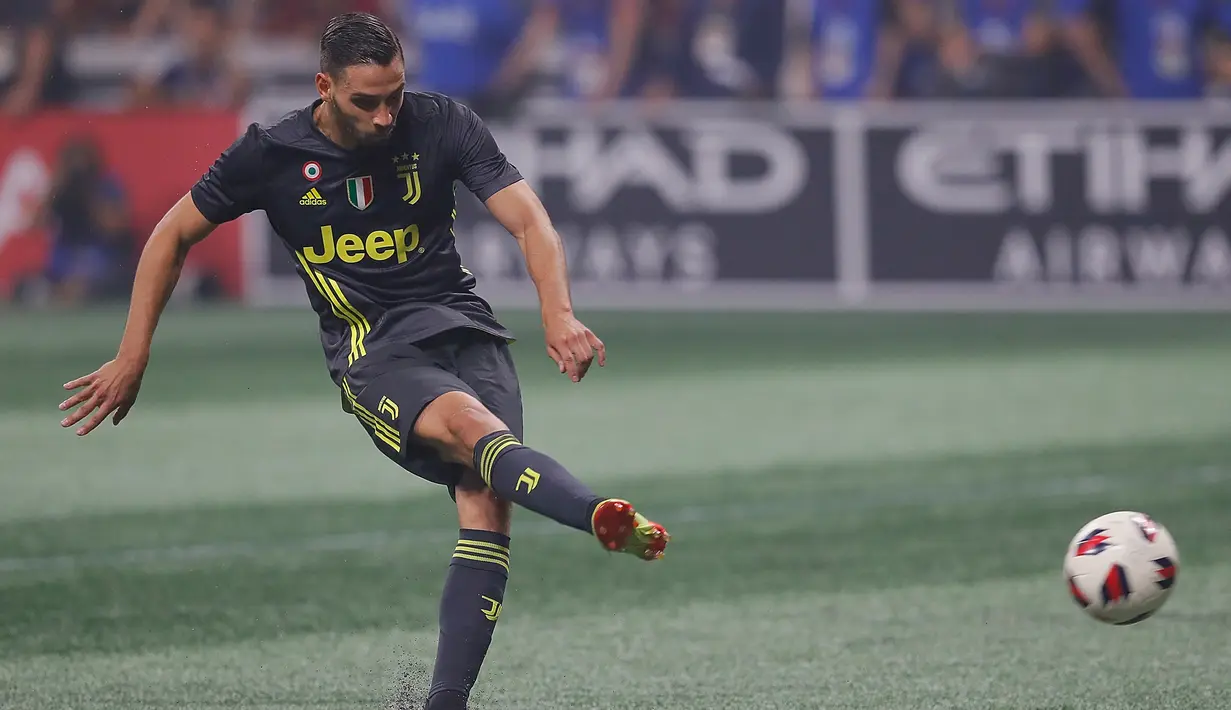 Bek  Juventus, Mattia De Sciglio melakukuan tendangan penalti saat bertanding melawan MLS All-Stars selama MLS All-Star Game 2018 di Mercedes-Benz Stadion, Atlanta, Georgia (1/8). Juventus menang 5-3. (AFP Photo/Kevin C. Cox)