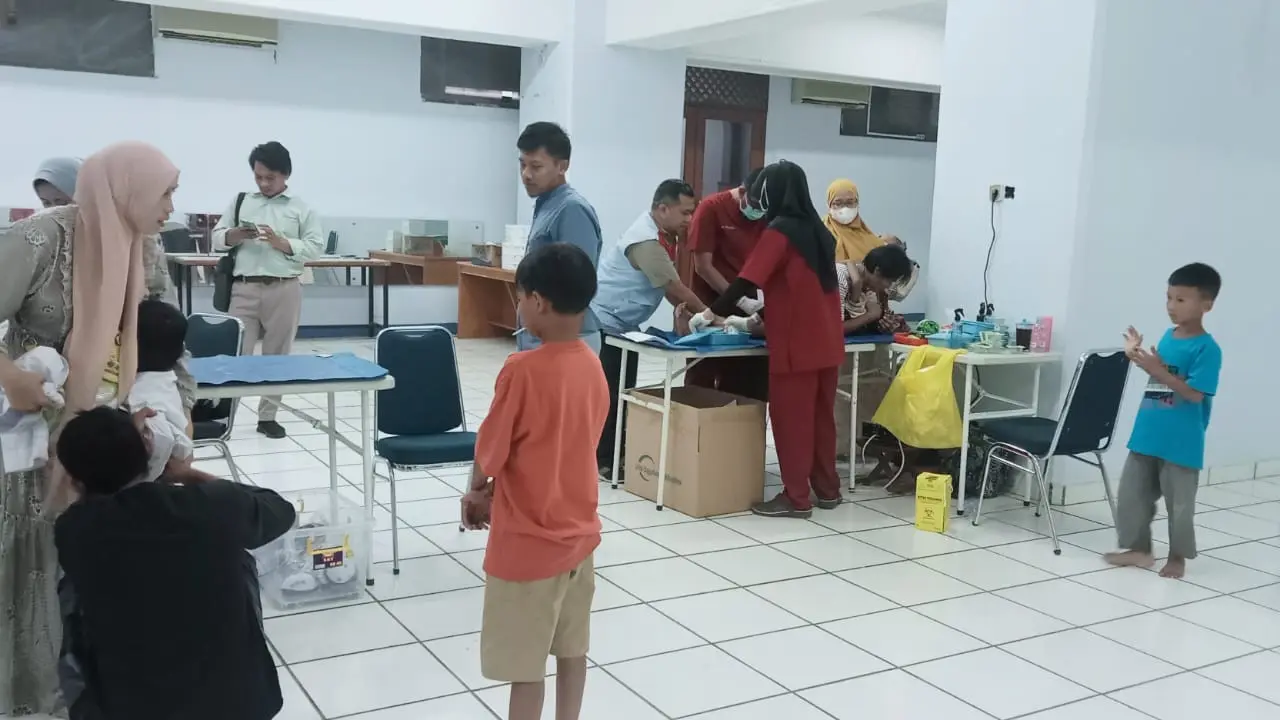Suasana sunat massal yang digelar di Masjid Al-Azhar, Jalan Raya Kalimalang, Jakapermai, Bekasi Barat, Kota Bekasi. (Bam Sinulingga)