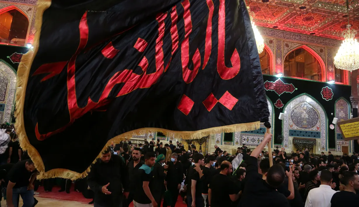 Umat ​​Muslim Syiah berdoa dalam tempat suci Imam Hussein saat peringatan bulan Muharram di Karbala, Irak, Kamis (19/8/2021). Muharram adalah bulan berkabung bagi kaum Syiah untuk memperingati kematian cucu Nabi Muhammad, Imam Hussein. (AP Photo/Anmar Khalil)