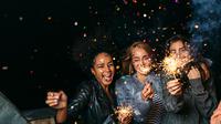 Ilustrasi merayakan tahun baru bersama teman/Shutterstock.