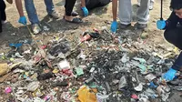 Aksi Kolaboratif, Mahasiswa Gandeng Warga Bersihkan Pantai Tanjung Pakis Karawang dari Sampah Plastik