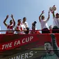 Pemain Arsenal Tomas Rosicky (kedua dari kanan) dan Jack Wilshere memegang trofi Piala FA saat parade kemenangan di London, (18/5/2014). (REUTERS/Andrew Winning)