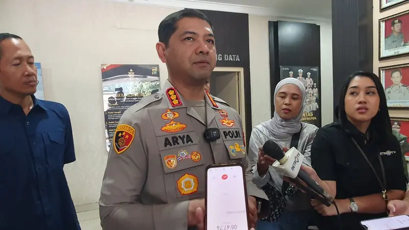 Kapolres Metro Depok Kombes Arya Perdana memberi pernyataan terkait dugaan meninggalnya korban usai sedot lemak di sebuah klinik Depok.