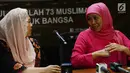 Ketua Umum PP Muslimat NU Khofifah Indar Parawansa (kanan) didampingi Ketua Panitia Harlah Muslimat NU Yenny Wahid menyampaikan paparannya jelang Harlah ke-73 Tahun Muslimat NU, Jakarta, Jumat (25/1). (Merdeka.com/Imam Buhori)