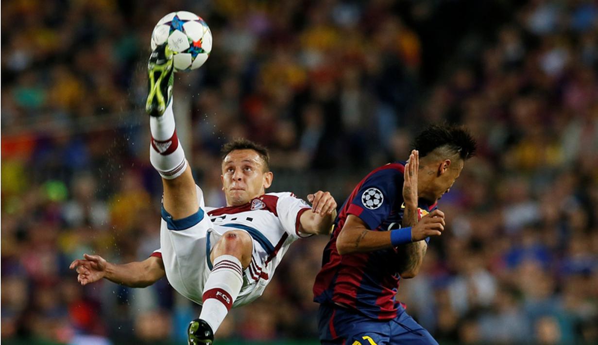 Aksi salto Rafinha saat menghalau bola. (Reuters/Albert Gea)