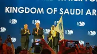 Serah terima bendera World Water Council dari Indonesia ke Arab Saudi yang akan menjadi tuan rumah World Water Forum ke-11 pada tahun 2027. (Liputan6/ Benedikta Miranti)