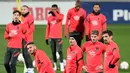 Para pemain Atletico Madrid mengambil bagian dalam sesi latihan di Madrid, menjelang matchday kelima Grup B Liga Champions melawan AC Milan, Selasa (23/11/2021). Atletico dan AC Milan berjuang meraih tiket ke babak 16 besar Liga Champions pada Kamis dini hari WIB. (OSCAR DEL POZO/AFP)