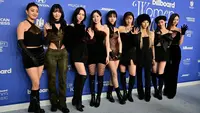 Twice (Nayeon, Jeongyeon, Momo, Sana, Jihyo, Mina, Dahyun, Chaeyoung, and Tzuyu) saat tiba di the 2023 Billboard Women in Music awards, di the YouTube theatre, Hollywood Park, Inglewood, California, 1 Maret 2023. (Frederic J. Brown / AFP)