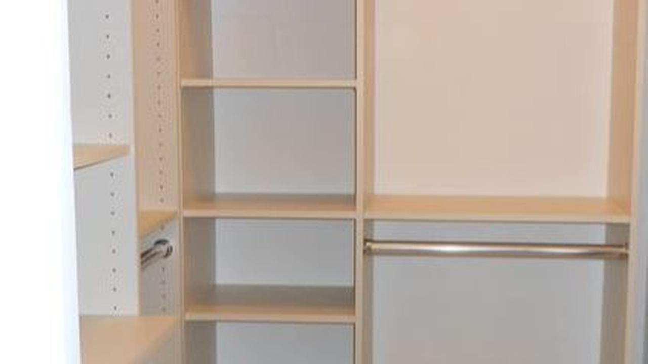Walk in Closet Sederhana dan Sempit