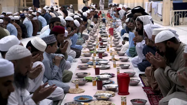 Potret Kebersamaan Umat Muslim Pakistan saat Buka Puasa