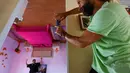 Seorang turis memotret temannya saat berada di salah satu ruang rumah terbalik di kota resor Mediterania, Antalya, Turki, Sabtu (12/11). Keberadaan rumah terbalik ini menjadi daya tarik tersendiri untuk wisatawan. (REUTERS/Murad Sezer)