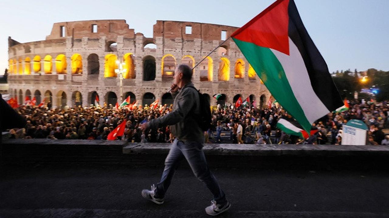 Para demonstran pro-Palestina menghadiri unjuk rasa di Roma, Italia, pada (2/10/2025), sebagai bentuk solidaritas dengan Global Sumud Flotilla setelah kapal-kapalnya dicegat oleh angkatan laut Israel.