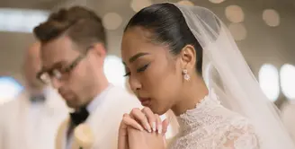 "Awal dari selamanya," tulis Maria ketika mengunggah video pernikahannya dengan Mathias. Ia kini resmi berstatus sebagai seorang istri di usia 33 tahun. [Foto: Instagram/ Maria Rahajeng]