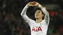 Gelandang Tottenham, Son Heung-Min, merayakan gol yang dicetaknya ke gawang Southampton pada laga Premier League di Stadion Wembley, London, Rabu (5/12). Tottenham menang 3-1 atas Southampton. (AFP/Ian Kington)