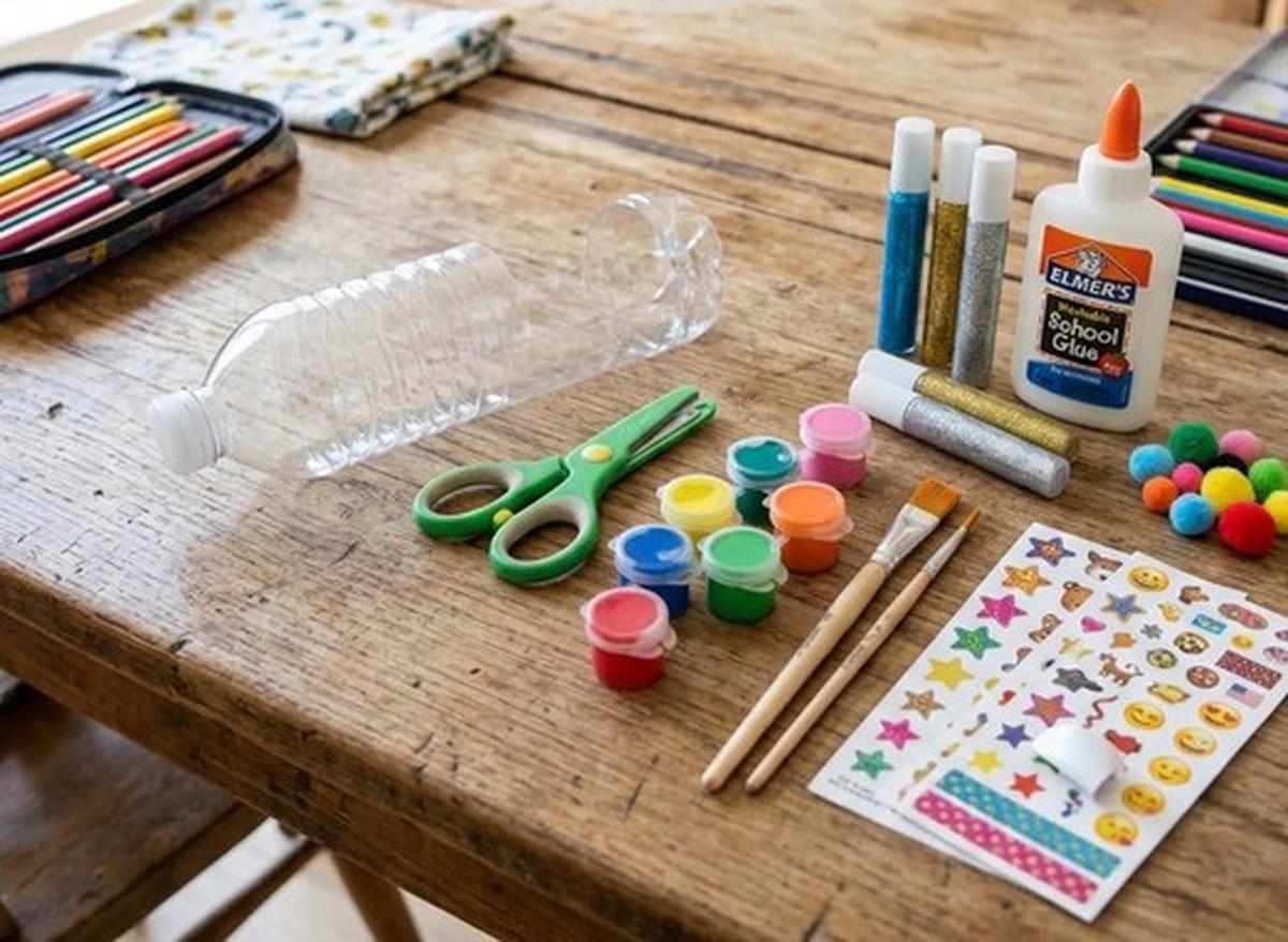Cara Membuat Tempat Pensil dari Botol Bekas untuk Meja Anak (AI Generated)