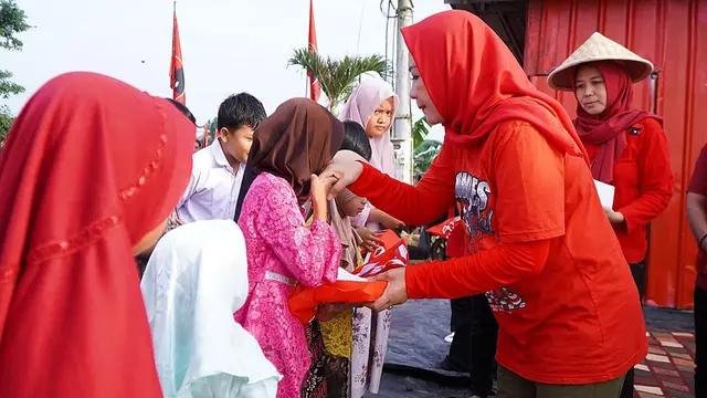 Srikandi PDIP membagikan 500 buku tulis kepada siswa di Lampung.