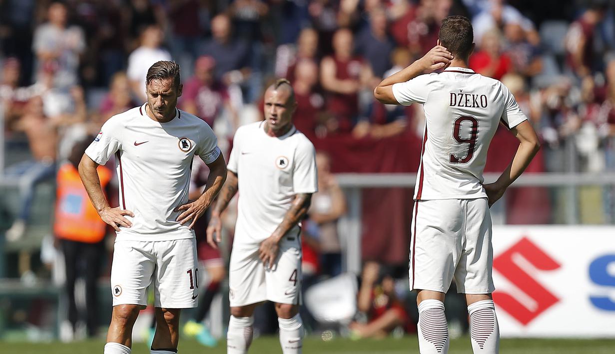 Ekspresi Francesco Totti (kiri) dan rekan-rekannya saat kemasukan gol pada laga melawan Torino dalam lanjutan Serie A Italia di Stadion "Grande Torino" (Olimpico), Turin (25/9/2016). (AFP/Marco Bertorello)