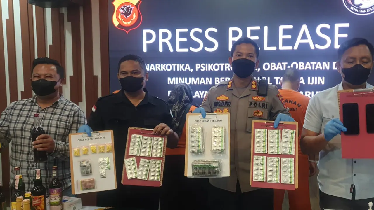 Kapolres Garut AKBP Wirdhanto Hadicaksono, menunjukan barang bukti dalam rilis kasus pengungkapan narkotika dan obat terlarang di Mapolres Garut, Selasa (8/11/2022). (Liputan6.com/Jayadi Supriadin)