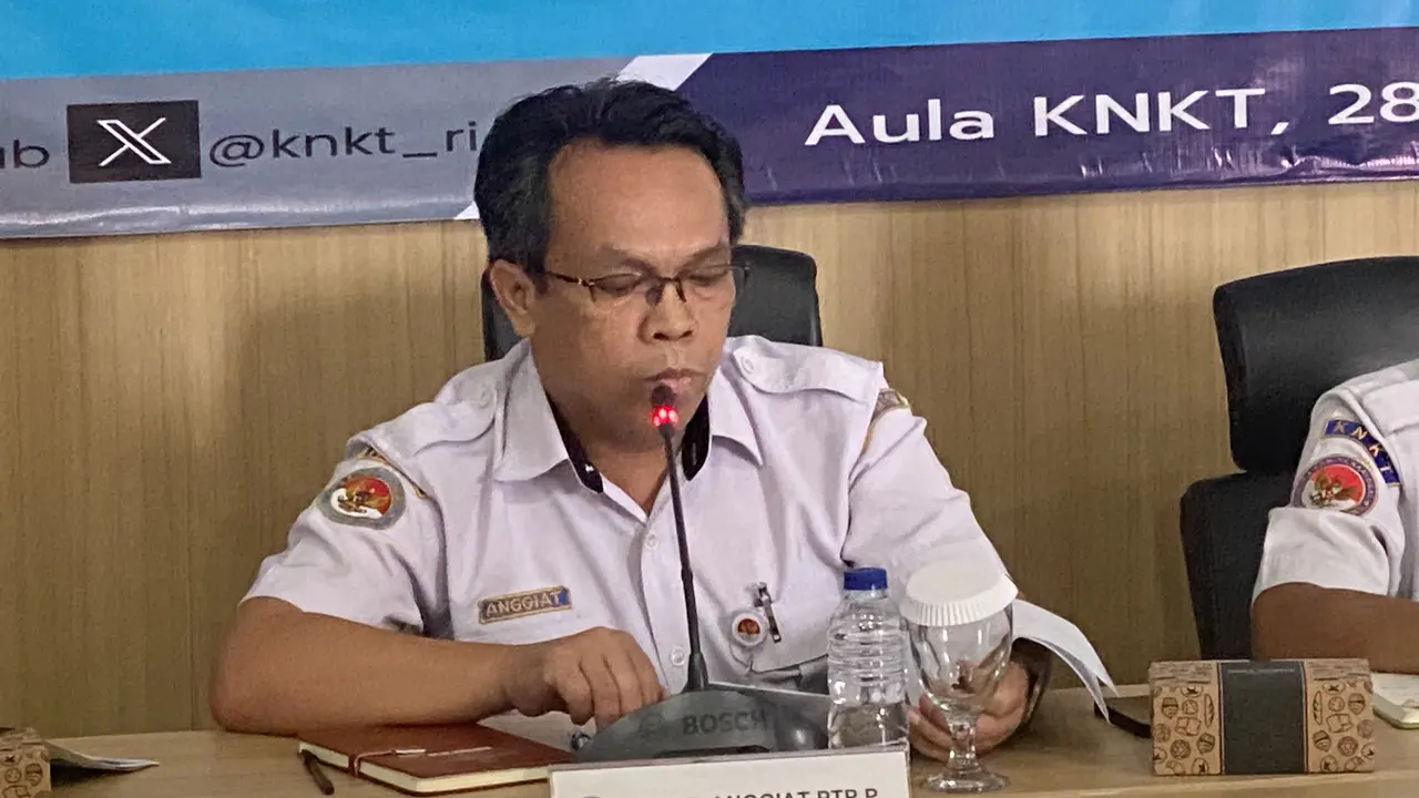 Pelaksana Tugas (Pit.) Ketua Sub Komite Investigasi Kecelakaan Pelayaran KNKT, Capt. Anggiat PTP. P saat konferensi pers, di KNKT, Rabu (28/1/2026). (Foto: Liputan6.com/Immanuel Christian)
