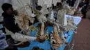 Peserta pameran memamerkan hasil kerajinannya di Pekan Produk Kreatif Daerah (PPKD) di Lapangan Banteng, Jakarta, Jumat (29/5/2015). Acara tersebut digelar dari 29 Mei-2 Juni 2015. (Liputan6.com/Faizal Fanani)