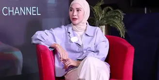 Zaskia Adya Mecca mengaku pernah dicuekin oleh ART-nya selama dua minggu. Istri Hanung Bramantyo itu mengaku sampai nangis dan minta tolong tantenya untuk menjadi penengah. Potongan video yang beredar tersebut menarik perhatian netizen. [Youtube/Melaney Ricardo]