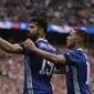 Duo Chelsea, Diego Costa (kiri) dan Eden Hazard, baru mengenakan ban hitam pada babak kedua final Piala FA. (AP Photo/Matt Dunham)