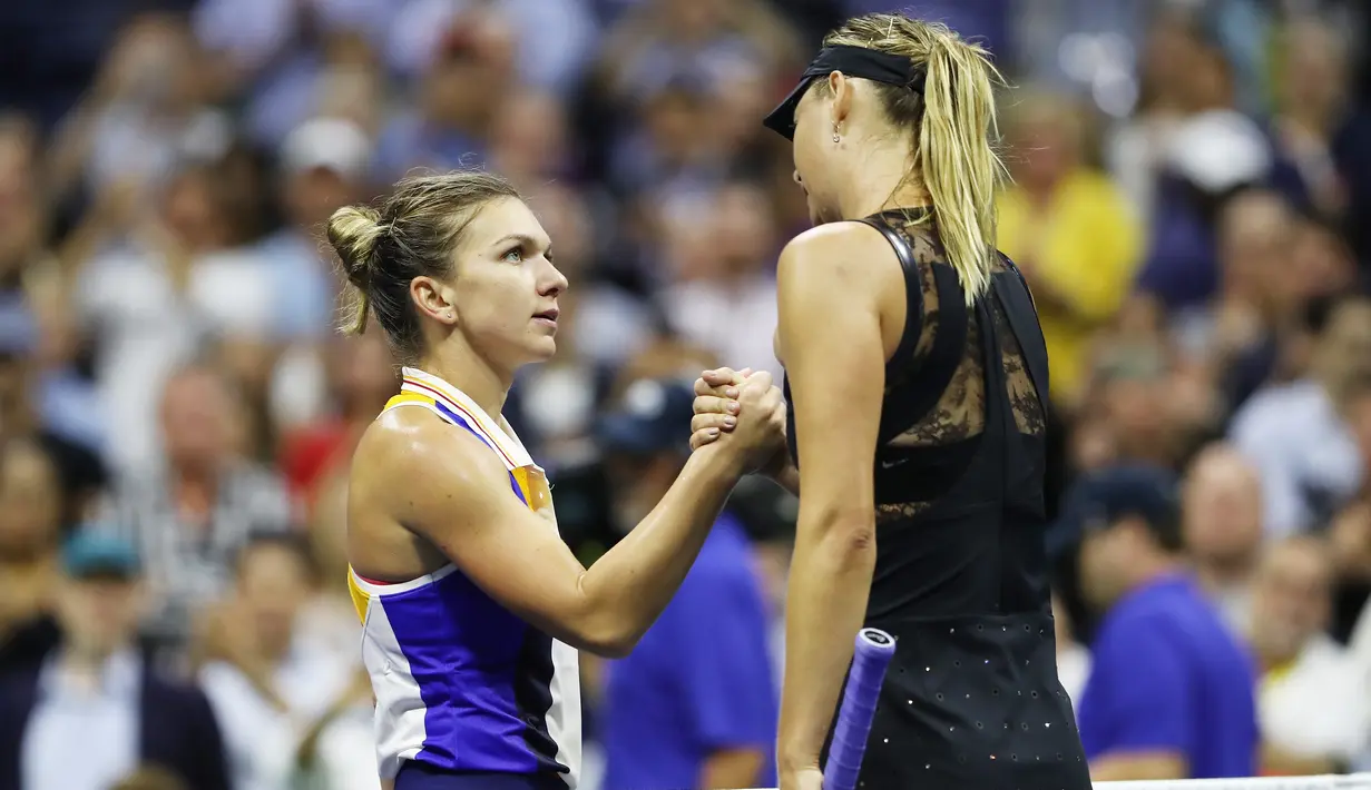 Petenis Rumania, Simona Halep bersalaman dengan petenis Rusia, Maria Sharapova usai pertandingan di AS Terbuka 2017 di New York, (28/8). Simona Halep kalah 6-4, 4-6, 6-3 dari Sharapova. (Elsa / Getty Images / AFP)