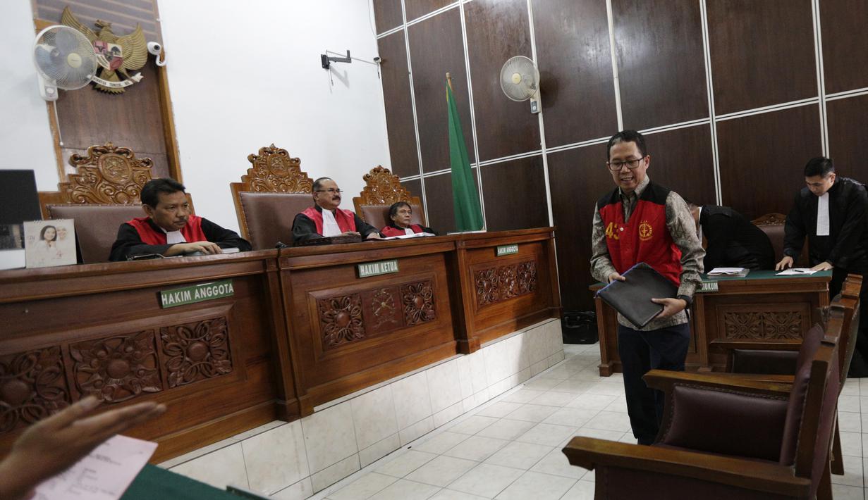 Mantan Plt Ketua Umum PSSI, Joko Driyono, menjalani sidang perdana di PN Jakarta Selatan, Senin (6/5). Joko Driyono tersandung kasus perusakan barang bukti terkait pengaturan skor. (Bola.com/M Iqbal Ichsan)
