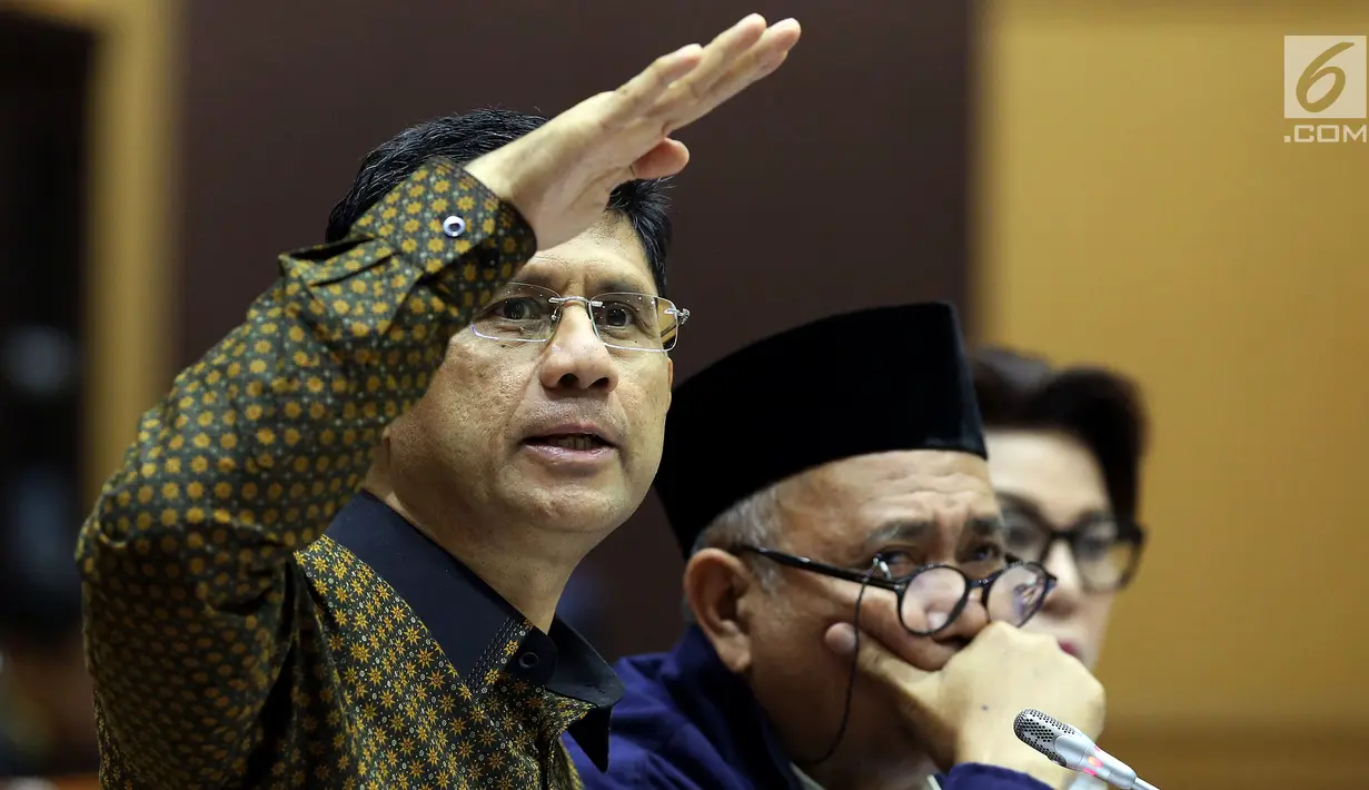 Wakil Ketua KPK Laode Muhammad Syarif menjawab pertanyaan Komisi III DPR dalam Rapat Dengar Pendapat (RDP) di Kompleks Parlemen, Selasa (12/9). Rapat mendengarkan penjelasan mengenai mekanisme proses pengaduan masyarakat di KPK. (Liputan6.com/Johan Tallo)