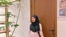 Di sini, Larissa Chou memadukan gamis manis bernuansa merah muda dengan hijab berwarna hitam. Gamis yang dikenakannya ini memiliki detail lengan balon. [Foto: Instagram/larissachou]