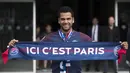 Mantan bek Juventus, Dani Alves, mengangkat syal saat diperkenalkan sebagai pemain baru PSG di Stadion Parc des Princes, Paris, Rabu (12/7/2017). (EPA/Ian Langsdon)