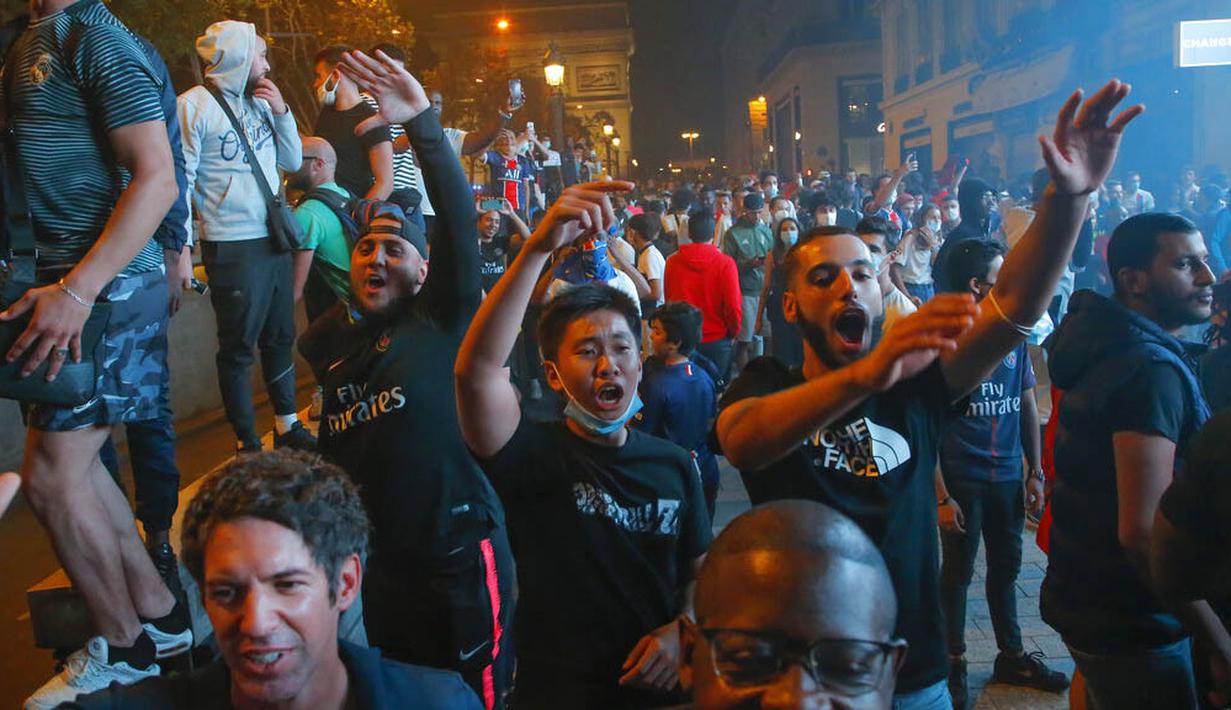 Suporter Paris Saint Germain (PSG) merayakan keberhasilan lolos ke final Liga Champions di Paris, Rabu (19/8/2020). Berkat kemenangan atas RB Leipzig, PSG untuk pertama kalinya berhasil lolos ke final Liga Champions. (AP/Michel Euler)