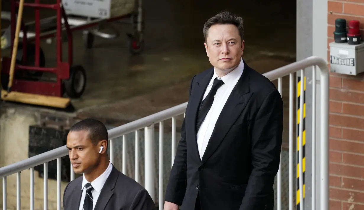 Elon Musk (kanan) berjalan dari pusat peradilan di Wilmington, Delaware, Amerika Serikat, Senin (12/7/2021). Elon Musk terancam denda USD 2 miliar atau sekitar Rp 29 triliun (asumsi Rp 14.502 per dolar Amerika Serikat). (AP Photo/Matt Rourke)
