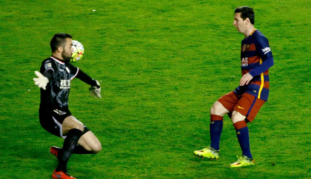 Pemain Barcelona, Lionel Messi, menaklukkan kiper Rayo Vallecano yang berbuah gol pada laga La Liga Spanyol di Estadio del Rayo Vallecano, Madrid, Jumat (4/3/2016) dini hari WIB. (EPA/Juanjo Martin)