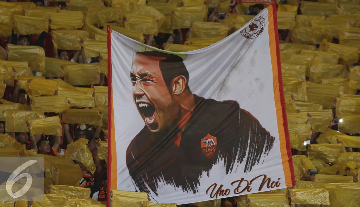 Spanduk salah satu pemain Giallorossi dibentangkan oleh para Romanisti, Senayan, Jakarta, Sabtu (25/7/2015). Tampak para Romanisti kompak membentangkan kertas kuning . (Liputan6.com/Herman Zakharia)