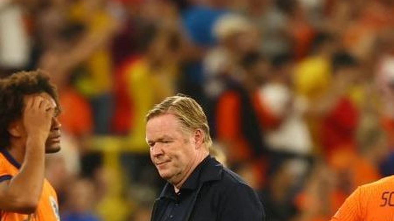 Bergitu juga dengan pelatih Belanda Ronald Koeman terlihat sedih usai pertandingan. Foto: REUTERS / Kai Pfaffenbach