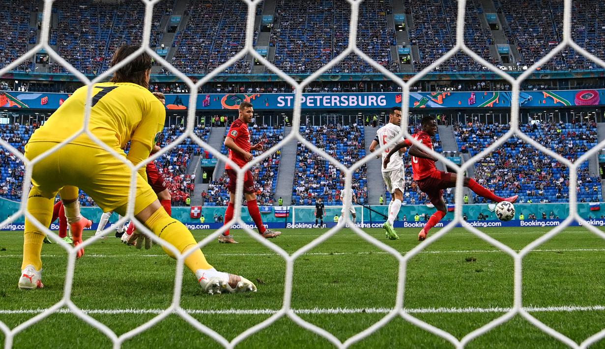 Spanyol mendominasi laga di awal babak pertama. Delapan menit berselang, tendangan yang dilesatkan Jordi Alba membentur kaki Denis Zakaria dan tak dapat diantisipasi oleh Yann Sommer sehingga berbuah menjadi gol. Spanyol langsung unggul 0-1 atas Swiss. (Foto: AFP/Pool/Kirill Kudryavtsev)