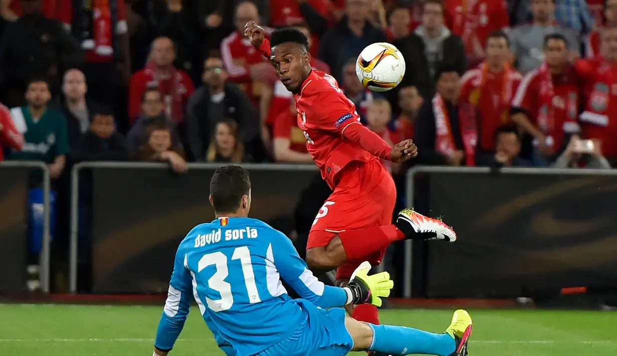 5. Striker Liverpool, Daniel Sturridge, melepaskan 29 tembakan dari dalam kotak penalti dan 8 diantaranya berbuah gol atau konversi keberhasilan 27,59 %. (AFP/Michael Buholzer)
