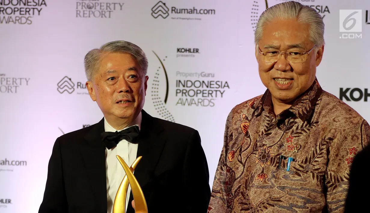 Menteri Perdagangan Enggartiasto Lukita bersama Presiden Direktur & CEO PT Intiland Hendro Gondokusumo saat menghadiri acara penghargaan PropertyGuru Indonesia Property Awards 2018 di Jakarta, Kamis (20/9). (Liputan6.com/Johan Tallo)