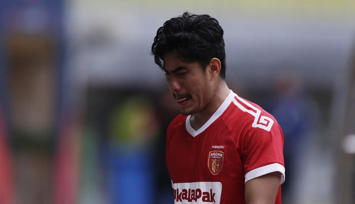 Bek Perseru Badak Lampung FC, Jujun Saefuloh, menangis usai berhasil mengalahkan Bhayangkara FC pada laga Liga 1 2019 di Stadion Patriot, Bekasi, Jumat (16/8). Bhayangkara FC takluk 0-1 dari Badak Lampung FC. (Bola.com/M Iqbal Ichsan)