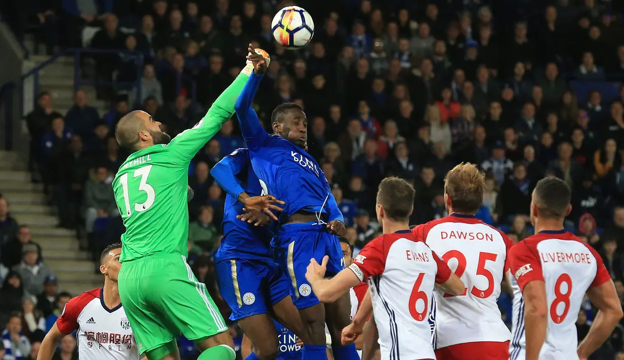 Aksi kiper West Bromwich, Boaz Myhill menghalau bola dari sundulan pemain Leicester City, Wilfred Ndidi pada laga Premier League di King Power Stadium, Leicester, (16/10/2017). Leicester bermain imbang 1-1. (AFP/Lindsey Parnaby)