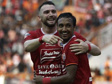 Striker Persija Jakarta, Marko Simic, merayakan gol saat melawan Persela Lamongan pada laga Shopee Liga 1 di Stadion Wibawa Mukti, Bekasi, Jumat (15/11). Persija menang 4-3 atas Persela. (Bola.com/Yoppy Renato)