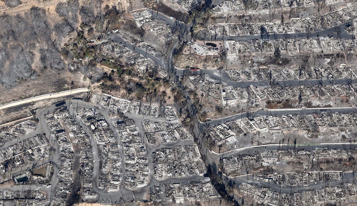 Pemandangan udara dari truk pemadam kebakaran yang diparkir di dekat rumah-rumah yang hancur akibat Kebakaran Palisades di Pacific Palisades, California, Los Angeles, Amerika Serikat pada 13 Januari 2025. (MARIO TAMA/GETTY IMAGES NORTH AMERICA/Getty Images via AFP)
