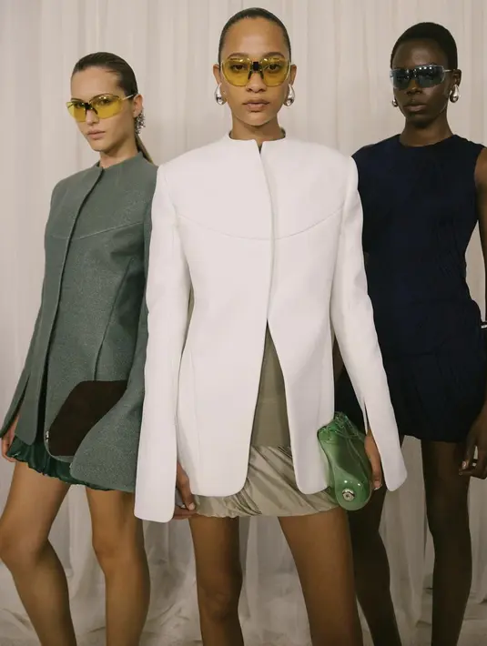 Struktur dan penerapan tailoring menjadi ciri khas pada koleksi ini.  [Foto: Instagram/ Tory Burch SS 2024].