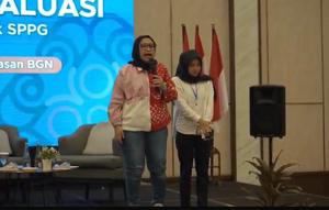 Wakil Kepala Badan Gizi Nasional (BGN) Nanik Sudaryati Deyang mendengar keluhan dari salah satu pegawai Satuan Pelayanan Pemenuhan Gizi (SPPG). (Foto: Tangkapan layar).