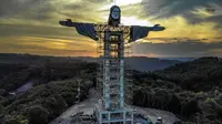 Pemandangan patung raksasa Yesus baru yang sedang dibangun di Encantado, negara bagian Rio Grande do Sul, Brasil, pada 9 April 2021. Patung "Christ the Protector" tersebut dikaim akan lebih tinggi daripada patung ikonik Kristus Penebus yang menghadap ke Rio de Janeiro. (SILVIO AVILA/AFP)