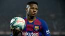 Ansu Fati memegang rekor sebagai pemain La Liga termuda yang sukses mencetak gol dan assist dalam satu pertandingan sekaligus. (AFP/Lluis Gene)