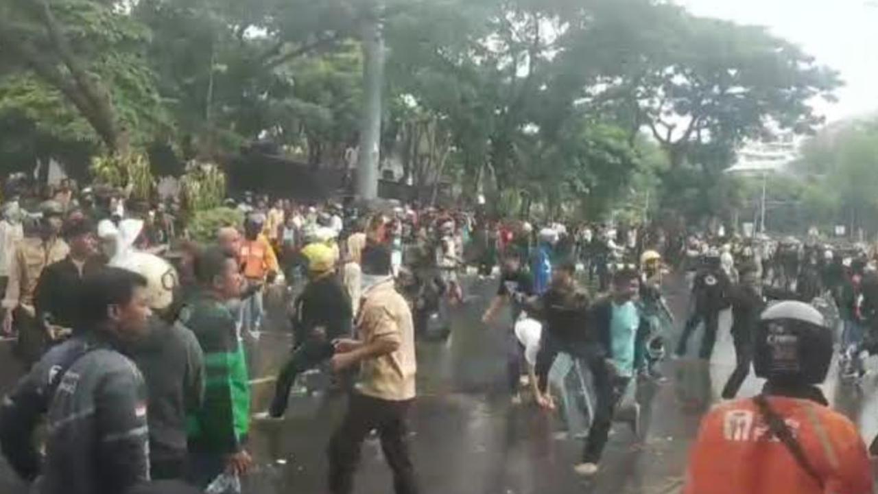 Demo Aksi Solidaritas Ojol di Jateng Ricuh, Massa Lempar Batu ke Kantor Polisi