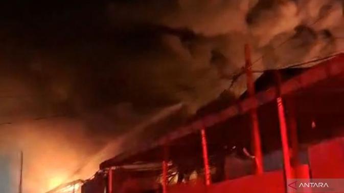 Kebakaran Hebat Landa 3 Bangunan di Kalideres, Ledakan Terdengar Berkali-kali