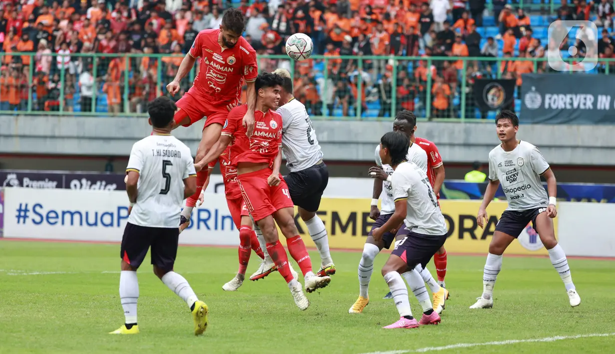 Pemain Persija Jakarta, Abdulla Yusuf Helal, menyundul bola saat melawan Rans Nusantara FC pada pekan ke-22 BRI Liga 1 2022/23 di Stadion Patriot Candrabhaga, Bekasi, Jumat (3/2/2023). Berkat hasil ini Persija merebut kembali posisi puncak klasemen BRI Liga 1 2022/23 dengan raihan 44 poin. (Bola.com/M Iqbal Ichsan)